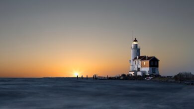 Surat Al-Ghasyiyah menggambarkan peristiwa dahsyat Hari Kiamat yang meliputi seluruh makhluk. Dalam surah ini, Allah menjelaskan nasib golongan celaka yang disiksa di neraka dengan kehausan dan kelaparan, serta golongan beruntung yang menikmati kenikmatan surga dengan wajah berseri-seri. Allah juga mengajak manusia merenungi tanda-tanda kebesaran-Nya melalui penciptaan unta, langit, gunung, dan bumi. Sebagai pengingat bagi manusia, Allah menegaskan bahwa hanya kepada-Nya tempat kembali, dan setiap amal akan mendapatkan balasan yang setimpal.