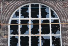 Perselingkuhan menjadi salah satu penyebab utama runtuhnya rumah tangga di era modern. Khutbah Jumat ini mengupas penyebab-penyebab utamanya dari sudut pandang syariat dan psikologi, serta menawarkan solusi praktis agar keluarga tetap terjaga dalam iman, cinta, dan kesetiaan.