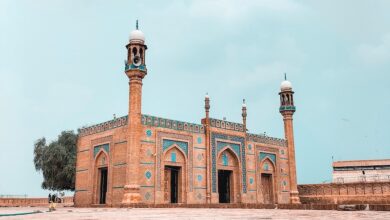 Siapakah yang pantas menjadi imam? Bacalah pembahasan bagus dalam madhzab Syafii berikut ini. Anda akan mendapatkan ilmu yang baru.