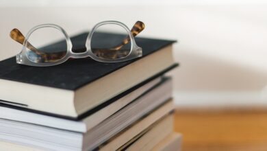 Surah Al-Kahfi memiliki keutamaan besar, termasuk sebagai perlindungan dari fitnah Dajjal. Ayat-ayat awalnya mengajarkan tentang tauhid, keistimewaan Al-Qur’an, dan kabar gembira bagi orang beriman. Artikel ini akan membahas tafsir ayat-ayat tersebut berdasarkan penjelasan ulama untuk mengambil pelajaran berharga.